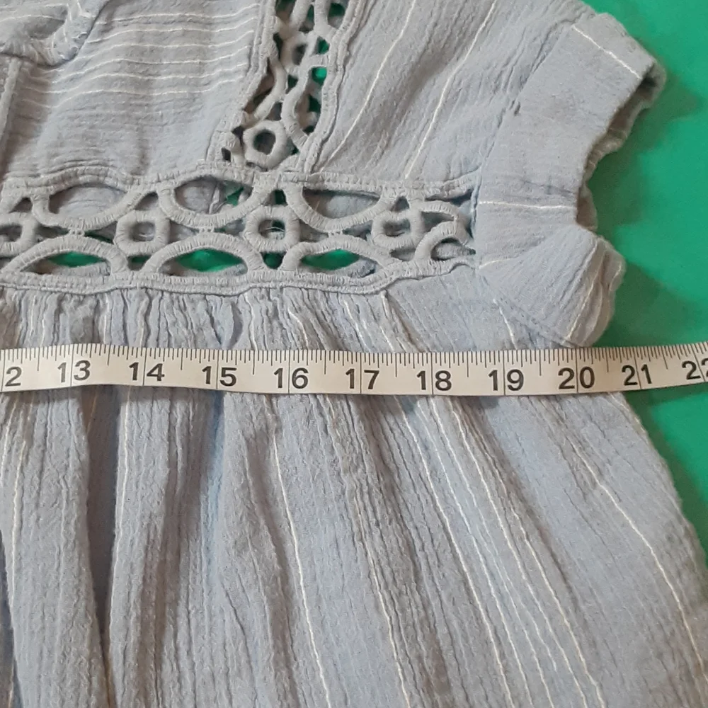 FREE PEOPLE BLUE AND WHITE CROPPED TOP, SIZE XS